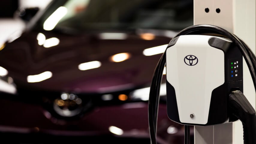 Samochód elektryczny i ładowarka Toyota